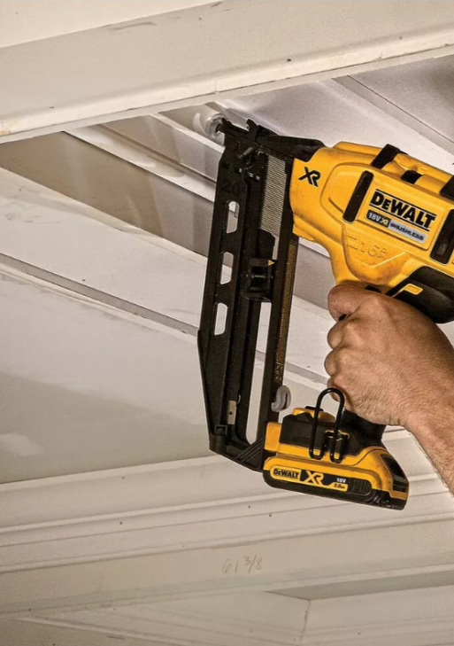 Cloueuse de finition sans fil 18V Li-Ion 32-63 mm DeWALT DCN660N