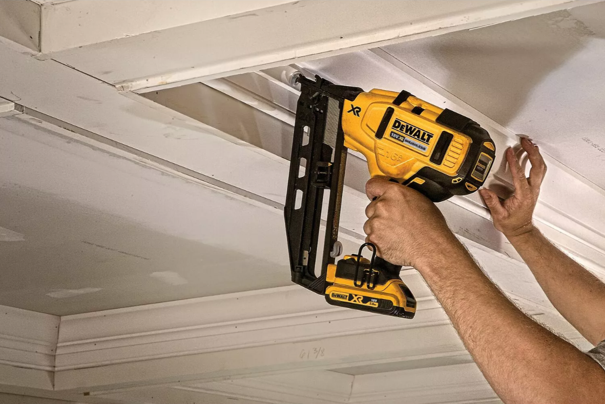 Cloueuse de finition sans fil 18V Li-Ion 32-63 mm DeWALT DCN660N